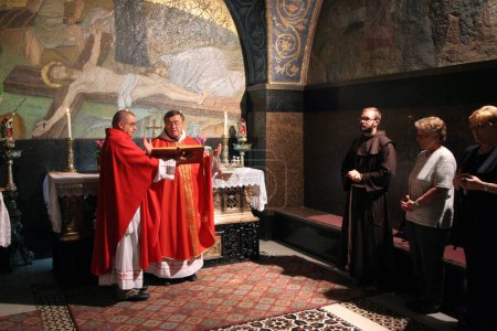 Téléchargez les photos : Messe catholique aux 11e stations de la Croix dans l'église du Saint-Sépulcre. Jérusalem - en image libre de droit