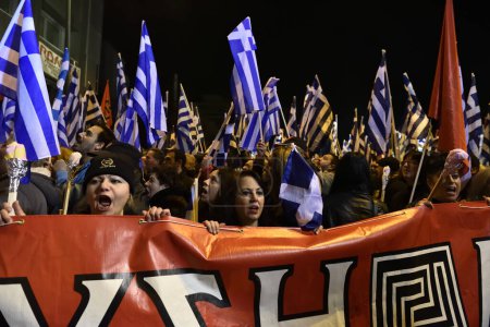 Téléchargez les photos : GRÈCE, Athènes : Les partisans du parti Aube dorée défilent vers le ministère de la Défense à Athènes, en Grèce, le 30 janvier 2016. - en image libre de droit