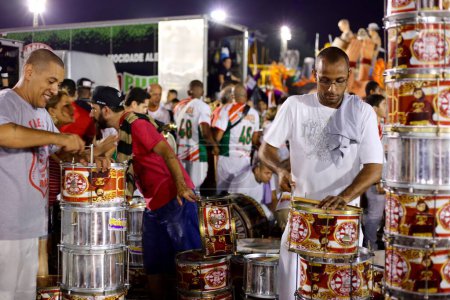 Téléchargez les photos : BRÉSIL, Sao Paulo : Un fêtard de carnaval est photographié lors des dernières répétitions à Sao Paulo Sambadrome à Sao Paulo, Brésil, le 30 janvier 2016. - en image libre de droit