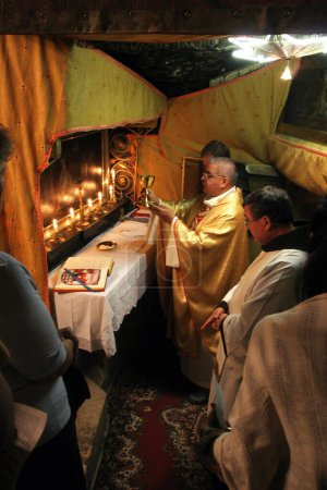 Téléchargez les photos : Messe dans une grotte de la Nativité. Bethléem - en image libre de droit