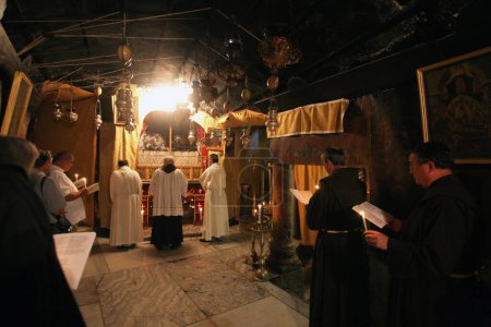 Téléchargez les photos : Procession de l'église Sainte-Catherine et aller à la grotte dans la basilique de la naissance de Jésus, Bethléem, Israël - en image libre de droit