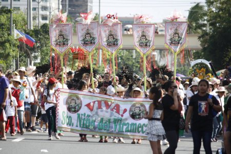 Téléchargez les photos : PHILIPPINES, Manille : Les fidèles catholiques tiennent un char lors de la procession de Santo Nino à Manille, aux Philippines, le 31 janvier 2016. Des milliers de personnes participent à la parade qui honore l'Enfant Jésus. - en image libre de droit