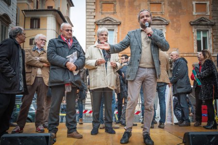 Téléchargez les photos : ITALIE, Rome : Alors que l "économie italienne lutte face à une crise bancaire, les manifestants remplissent la Piazza Santi Apostoli à Rome le 31 janvier 2016. - en image libre de droit