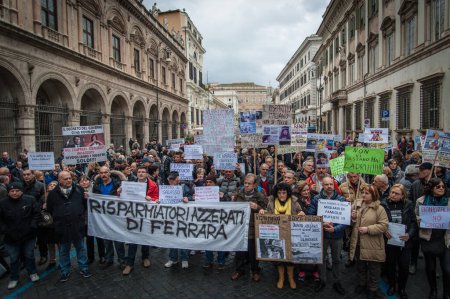 Foto de ITALIA, Roma: Mientras la economía italiana lucha frente a una crisis bancaria, los manifestantes llenan la Piazza Santi Apostoli en Roma el 31 de enero de 2016. - Imagen libre de derechos