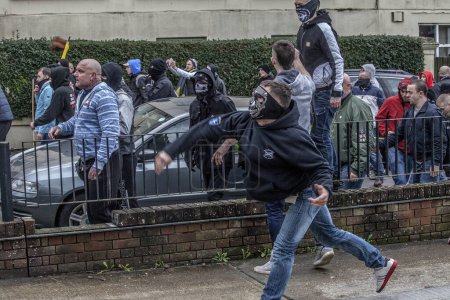 Foto de 5 de septiembre de 2020 - Dover, Reino Unido: Manifestantes de extrema derecha se enfrentan a la policía de Dover en una manifestación contra la inmigración que se volvió violenta en el puerto del sur de Inglaterra. Las tensiones han aumentado debido a un gran aumento de migrantes que cruzan el Canal de la Mancha desde Francia - Imagen libre de derechos