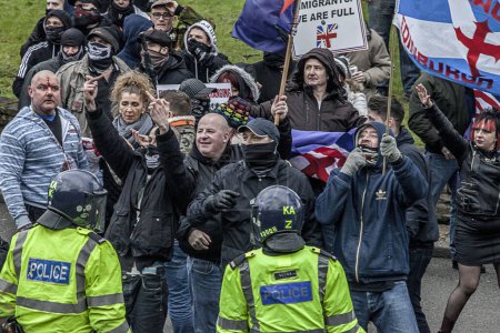 Foto de 5 de septiembre de 2020 - Dover, Reino Unido: Manifestantes de extrema derecha se enfrentan a la policía de Dover en una manifestación contra la inmigración que se volvió violenta en el puerto del sur de Inglaterra. Las tensiones han aumentado debido a un gran aumento de migrantes que cruzan el Canal de la Mancha desde Francia - Imagen libre de derechos