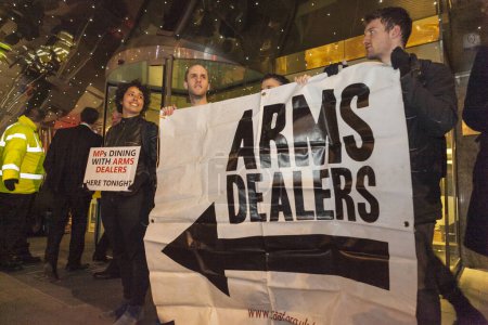 Téléchargez les photos : ANGLETERRE, Londres : Des manifestants défilent avec des banderoles lors d'une manifestation à Londres le 5 mars 2016, contre la fermeture des frontières et la violence envers les réfugiés au camp de Calais - en image libre de droit