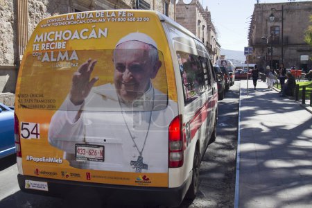 Foto de MEXICO, Morelia: A Pope Francis bus drives through Morelia on February 2, 2016, before his scheduled visit to the country.The Pope is scheduled to visit four cities, including Morelia, when he arrives in Mexico for a week long visit. - Imagen libre de derechos