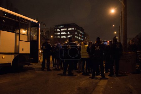 Téléchargez les photos : FRANCE, Paris : Evacuation d'un camp de migrants roms, sur d'anciennes voies ferrées le long du boulevard Ney dans le nord de Paris, début février 3, 2016. - en image libre de droit