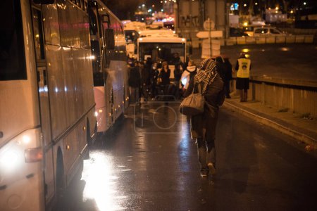 Téléchargez les photos : FRANCE, Paris : Evacuation d'un camp de migrants roms, sur d'anciennes voies ferrées le long du boulevard Ney dans le nord de Paris, début février 3, 2016. - en image libre de droit