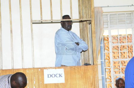 Téléchargez les photos : OUGANDA, Kampala : Le général de l'armée ougandaise David Sejusa se tient sur le quai du tribunal militaire de Makindye, une banlieue de la capitale Kampala, le 2 février 2016, lors de sa première comparution devant le tribunal après sa détention la semaine dernière. - en image libre de droit