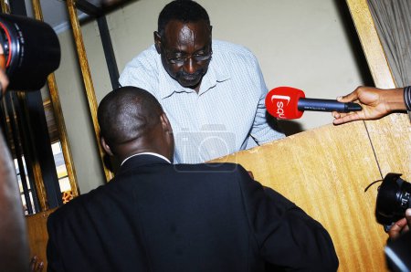 Téléchargez les photos : OUGANDA, Kampala : Le général de l'armée ougandaise David Sejusa se tient sur le quai du tribunal militaire de Makindye, une banlieue de la capitale Kampala, le 2 février 2016, lors de sa première comparution devant le tribunal après sa détention la semaine dernière. - en image libre de droit