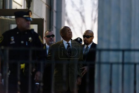 Téléchargez les photos : Usa Celebrity Bill Cosby Marcher avec la sécurité - en image libre de droit