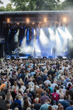 Téléchargez les photos : 2015 - personnes visitant le groupe de rock norvégien, hellbillies - en image libre de droit