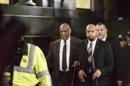 Téléchargez les photos : USA, Norristown: Entertainer Bill Cosby is escorted towards his car after leaving the Montgomery County Court House, in Norristown, PA, on February 3, 2016. - en image libre de droit