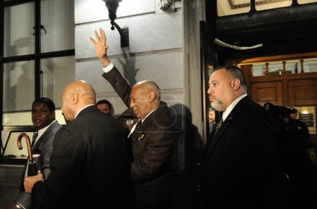 Téléchargez les photos : USA, Norristown: Entertainer Bill Cosby waves to bystanders outside Montcomery County Court House as he is escorted towards his car on February 3, 2016 hearing in Norristown, PA. - en image libre de droit