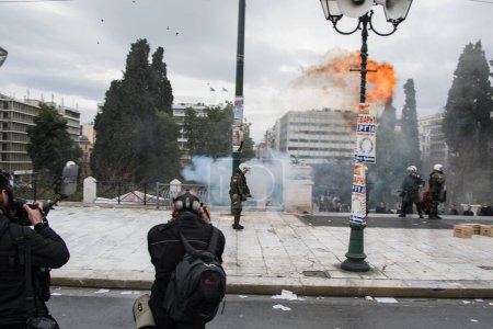 Foto de GRECIA, Atenas: Manifestantes se reúnen en las calles de Atenas durante una protesta masiva, el 4 de febrero de 2016 - Imagen libre de derechos
