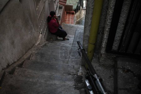 Téléchargez les photos : VENEZUELA, Caracas : Un tuyau de fumigation se trouve à l'extérieur d'une maison alors que les travailleurs exterminent les moustiques porteurs du virus Zika qui se propage rapidement dans les bidonvilles de Caracas, au Venezuela, le 3 février 2016. - en image libre de droit