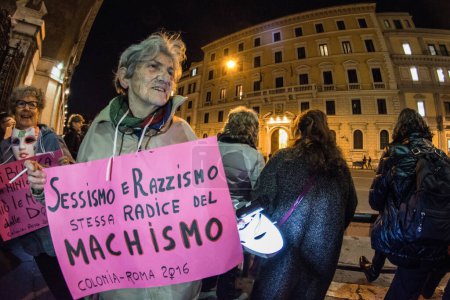 Foto de ITALIA, Roma: Mujeres y mitin contra el sexismo y el racismo en Roma, Italia, 4 de febrero de 2016. - Imagen libre de derechos