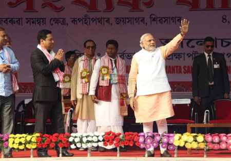 Téléchargez les photos : INDE, Sivasagar : Le Premier ministre indien Narendra Modi s'adresse à un rassemblement à Sivasagar, dans le district de Joysagar, dans le nord-est de l'État d'Assam, le 5 février 2016. - en image libre de droit