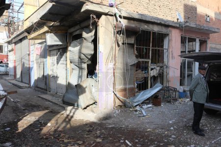 Foto de TURQUÍA, Diyarbakir: Una foto tomada el 5 de febrero de 2016 muestra un edificio derrumbado en el distrito de Sur en Diyarbakir después de enfrentamientos entre rebeldes kurdos y fuerzas turcas - Imagen libre de derechos