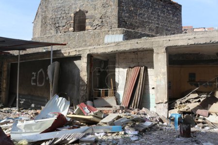 Téléchargez les photos : TURQUIE, Diyarbakir : Une photo prise le 5 février 2016 montre un bâtiment effondré dans le quartier de Sur à Diyarbakir après des affrontements entre les rebelles kurdes et les forces turques - en image libre de droit