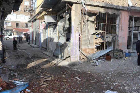 Foto de TURQUÍA, Diyarbakir: Una foto tomada el 5 de febrero de 2016 muestra un edificio derrumbado en el distrito de Sur en Diyarbakir después de enfrentamientos entre rebeldes kurdos y fuerzas turcas - Imagen libre de derechos