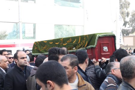 Téléchargez les photos : EGYPTE, Le Caire : Des gens portent un cercueil lors d'un service funèbre pour Ahmed Seif al-Islam, le fils du fondateur des Frères musulmans Hassan al-Banna, au Caire, le 5 février 2016. - en image libre de droit