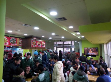Téléchargez les photos : Les gens au restaurant fast food - en image libre de droit