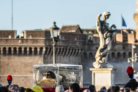 Foto de ITALIA, Roma: Se estima que unas 20.000 personas marchan en una procesión llevando el cuerpo del Padre Pío (en vidrio a la derecha) a través de Roma, Italia, el 5 de febrero de 2016, mientras continúa el Jubileo Extraordinario de la Misericordia del Papa Francisco. - Imagen libre de derechos