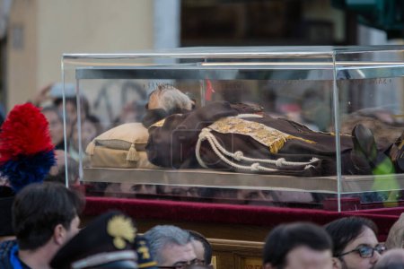 Téléchargez les photos : ITALIE, Rome : Environ 20.000 personnes défilent en procession avec le corps du Padre Pio (en verre à droite) à travers Rome, Italie, le 5 février 2016, alors que se poursuit le Jubilé extraordinaire de la Miséricorde du Pape François. - en image libre de droit