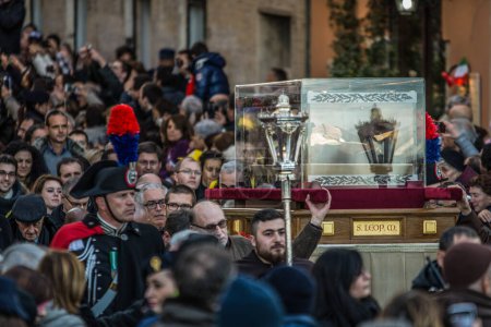 Foto de ITALIA, Roma: Se estima que unas 20.000 personas marchan en una procesión llevando el cuerpo del Padre Pío (en vidrio a la derecha) a través de Roma, Italia, el 5 de febrero de 2016, mientras continúa el Jubileo Extraordinario de la Misericordia del Papa Francisco. - Imagen libre de derechos