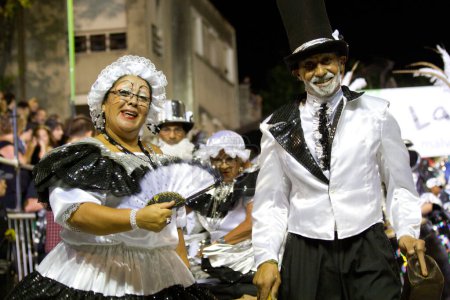 Téléchargez les photos : URUGUAY, Montevideo : Danseurs et batteurs formant un groupe connu sous le nom de comparsa, rivalise en jouant et en dansant au rythme de la musique candombe traditionnelle, à Montevideo le 5 février 2016 - en image libre de droit