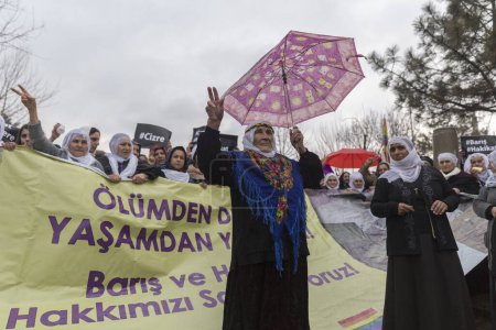 Téléchargez les photos : TURQUIE, Diyarbakir : Des milliers de femmes se rassemblent à Diyarbakir, en Turquie, le 6 février 2016, pour manifester contre la guerre entre soldats turcs et membres du Parti des travailleurs du Kurdistan (PKK)). - en image libre de droit