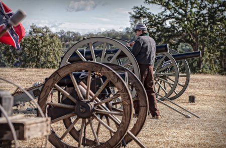 Téléchargez les photos : A Confederate Civil War reenactor inspects the artillery battery at the Hawes Farm Civil War Reenactment in Anderson, California. Photo taken September 27, 2014. - en image libre de droit