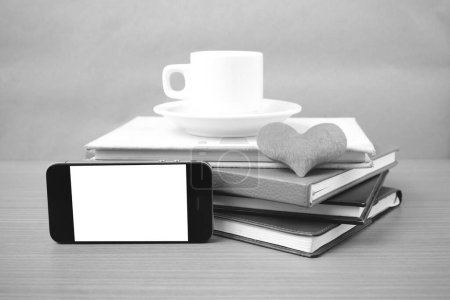 Téléchargez les photos : Café, téléphone, pile de livre et coeur - en image libre de droit