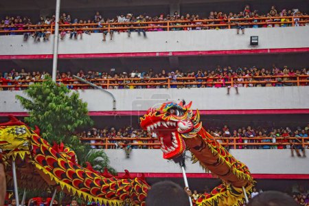 Téléchargez les photos : INDONÉSIE, Semarang : Les gens se rassemblent autour de regarder la danse du lion, une danse traditionnelle chinoise, le premier jour de la nouvelle année lunaire dans la zone populaire Chinatown de Kuala Lumpur le 8 février 2016. - en image libre de droit