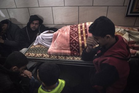 Foto de GAZA STRIP: People mourn a 24 year old Palestinian man who was killed in a tunnel collapse at the Egypt-Gaza border on February 8, 2016. - Imagen libre de derechos