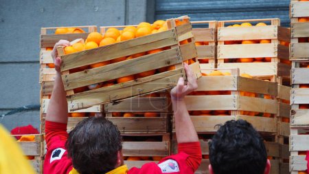 Foto de ITALIA, Ivrea: La gente se golpeó con naranjas durante la batalla de las naranjas en Ivrea, Italia el 8 de febrero de 2016 - Imagen libre de derechos