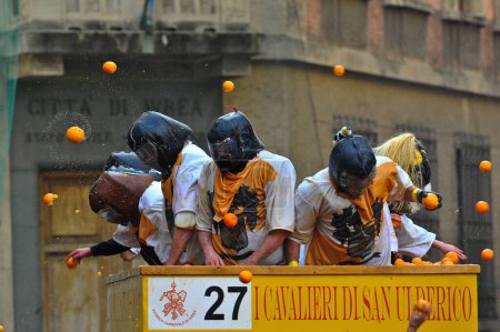 Téléchargez les photos : ITALIE, Ivrée : Les gens se frappent les uns les autres avec des oranges lors de la bataille des oranges à Ivrea, en Italie, le 8 février 2016 - en image libre de droit