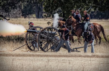 Téléchargez les photos : Northern Army artillery fires at the Confederates during Civil War Reenactment at Anderson, California. Photo taken on: September 27th, 2014 - en image libre de droit