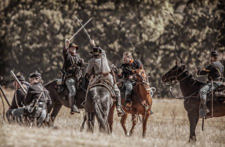 Téléchargez les photos : Northern Army scouts fight on horseback with the Confederates during Civil War Reenactment at Anderson, California. Photo taken on: September 27th, 2014 - en image libre de droit