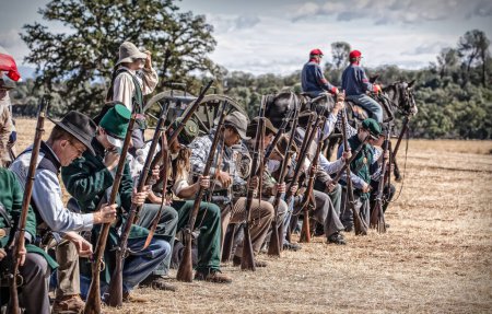 Téléchargez les photos : Confederate troops prepare to fire on the Union Army during a Civil War reenactment in Anderson, California. Photo taken on: September 27th, 2014 - en image libre de droit