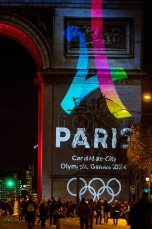 Téléchargez les photos : FRANCE, Paris : Le logo de Paris candidat aux Jeux Olympiques de 2024 est projeté sur l'Arc de Triomphe à Paris le 9 février 2016. - en image libre de droit