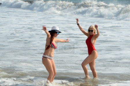 Téléchargez les photos : Phoebe Price, Ana Braga marchent ensemble à la plage, Malibu, CA 02-09-16 - en image libre de droit