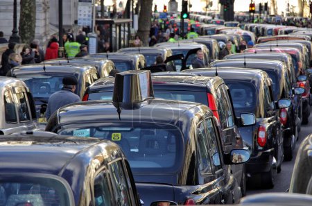 Foto de INGLATERRA, Londres: Los taxis bloquean las calles de Londres durante una manifestación contra Uber, el 10 de febrero de 2016. - Imagen libre de derechos