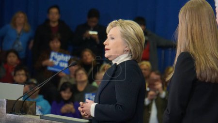 Téléchargez les photos : États-Unis, Bronzeville : La démocrate-espoir présidentielle Hillary Clinton regarde ses notes lors de son rassemblement de campagne Get Out and Vote à la salle de bal Parkway à Bronzeville, Chicago, le 17 février 2016 - en image libre de droit
