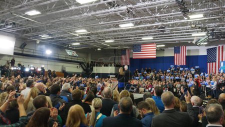 Téléchargez les photos : États-Unis, Bronzeville : La démocrate-espoir présidentielle Hillary Clinton regarde ses notes lors de son rassemblement de campagne Get Out and Vote à la salle de bal Parkway à Bronzeville, Chicago, le 17 février 2016 - en image libre de droit
