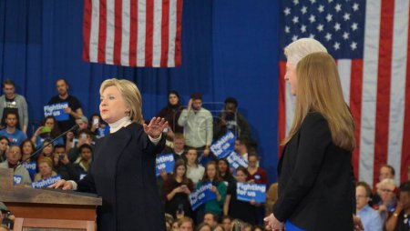 Foto de Estados Unidos, Bronzeville: La esperanzada presidenta demócrata Hillary Clinton repasa sus notas durante su mitin de campaña Get Out and Vote en el Parkway Ballroom en Bronzeville, Chicago, el 17 de febrero de 2016 - Imagen libre de derechos