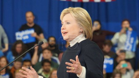 Foto de Estados Unidos, Bronzeville: La esperanzada presidenta demócrata Hillary Clinton repasa sus notas durante su mitin de campaña Get Out and Vote en el Parkway Ballroom en Bronzeville, Chicago, el 17 de febrero de 2016 - Imagen libre de derechos